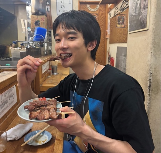 辻岡甚佐 つじおかじんすけ auファイナンシャルグループ CM カレー好き俳優